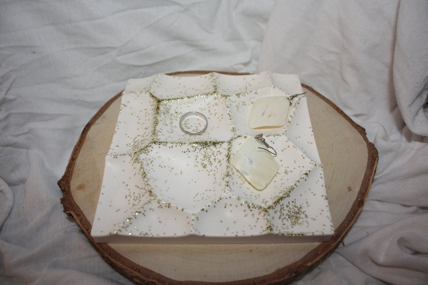 Plateau alvéolé fait-main en jesmonite pour bijoux - Elegance et organisation - Résilience