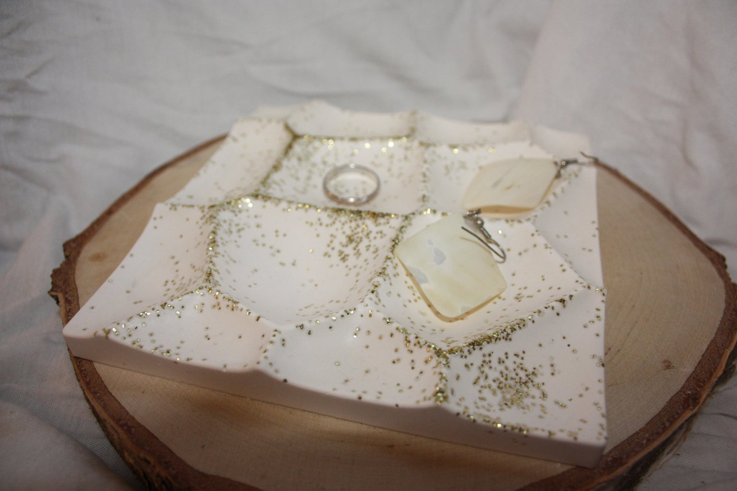 Plateau alvéolé fait-main en jesmonite pour bijoux - Elegance et organisation - Résilience