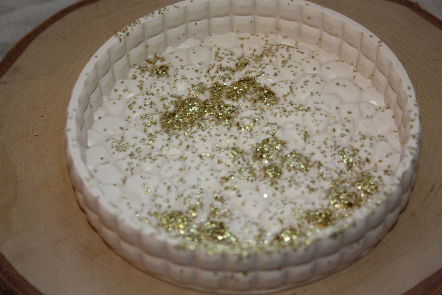 Plateau rond à relief fait-main en jesmonite avec paillettes or - Élégance et Brillance - Résilience