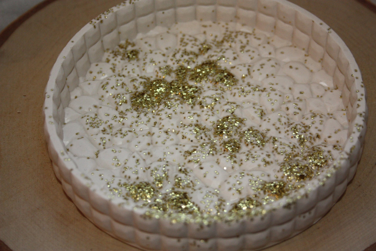 Plateau rond à relief fait-main en jesmonite avec paillettes or - Élégance et Brillance - Résilience