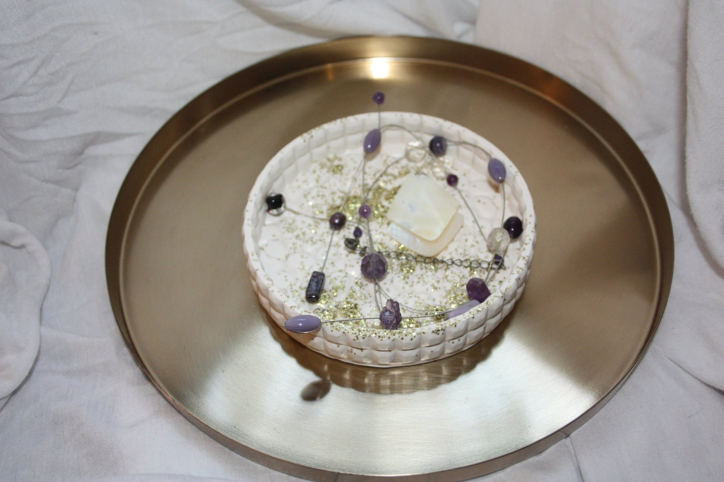 Plateau rond à relief fait-main en jesmonite avec paillettes or - Élégance et Brillance - Résilience