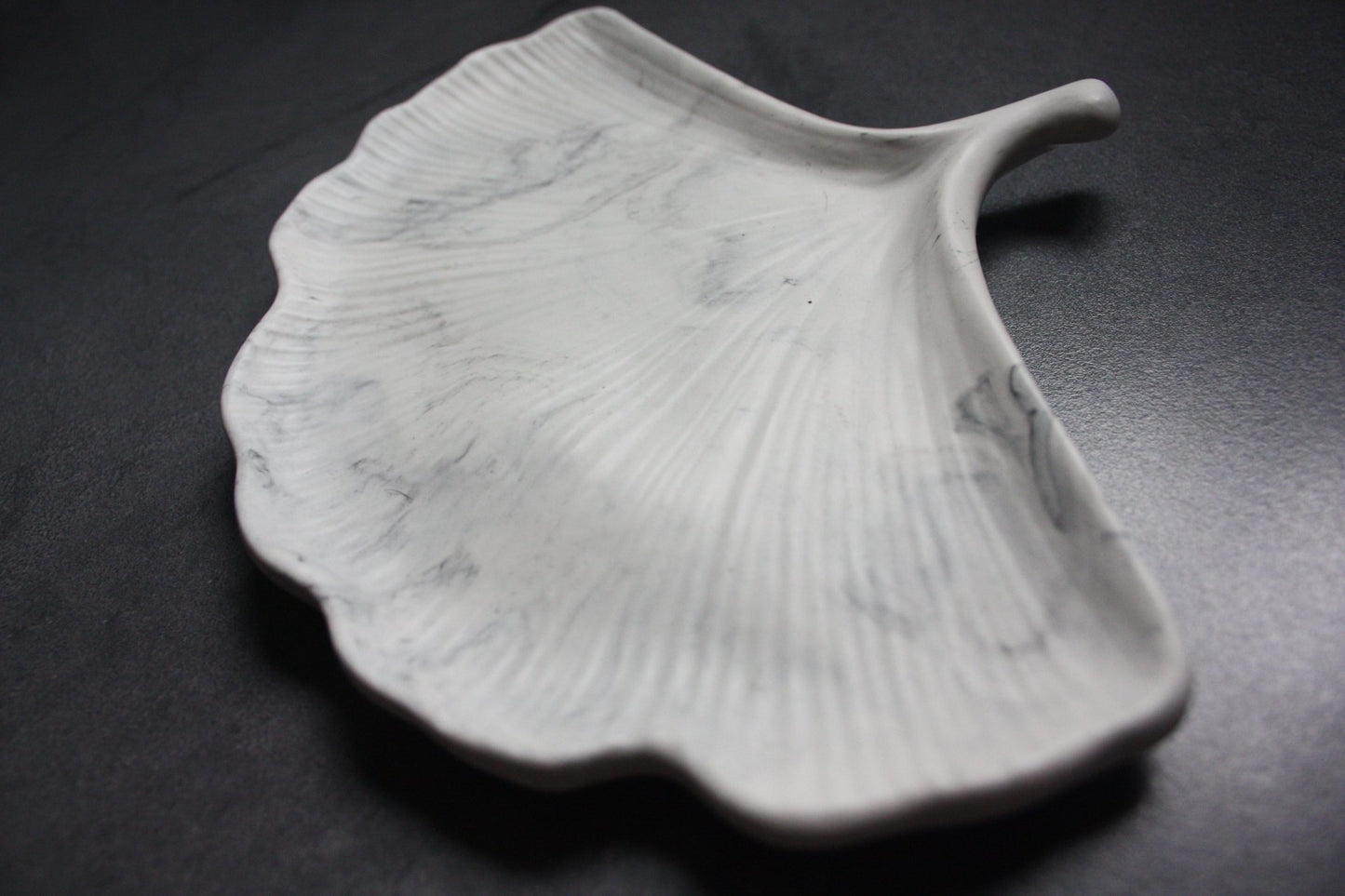Plateau Vide-Poche fait-main en jesmonite en forme de feuille de Gingko - Elégance naturelle et organisation - Résilience