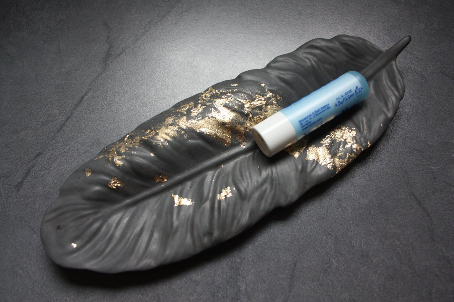 Vide-poche plume en jesmonite noir et incrustation de feuille d'or - Elégance et raffinement - Résilience