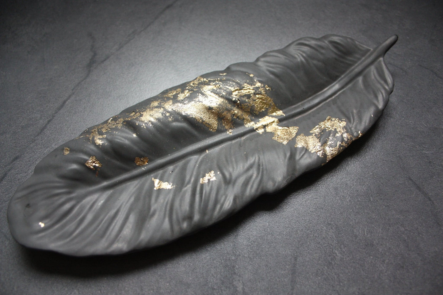 Vide-poche plume en jesmonite noir et incrustation de feuille d'or - Elégance et raffinement - Résilience
