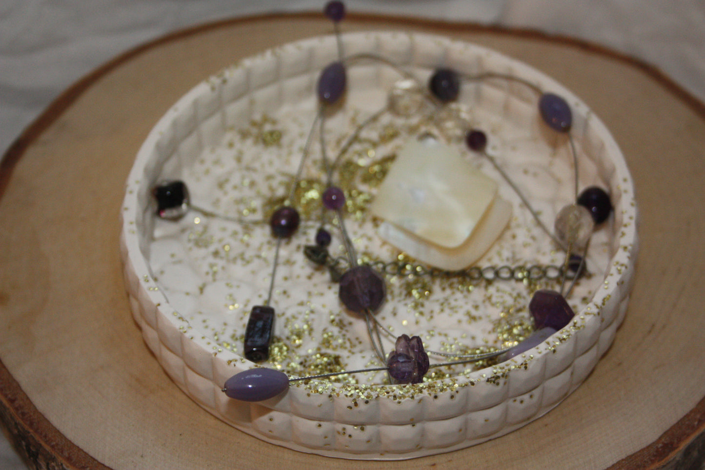 Plateau rond à relief fait-main en jesmonite avec paillettes or - Élégance et Brillance