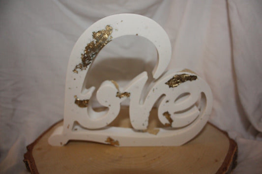 Presse-papier fait-main en forme de coeur en Jesmonite -Inscription "love" avec incrustation de feuilles d'or