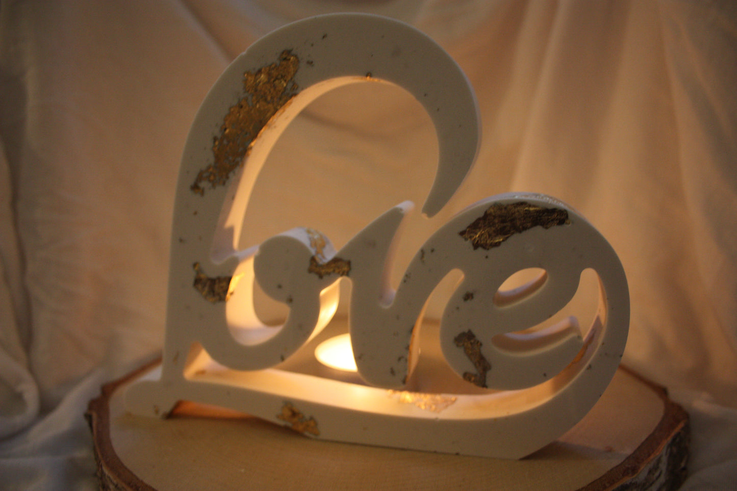 Presse-papier fait-main en forme de coeur en Jesmonite -Inscription "love" avec incrustation de feuilles d'or