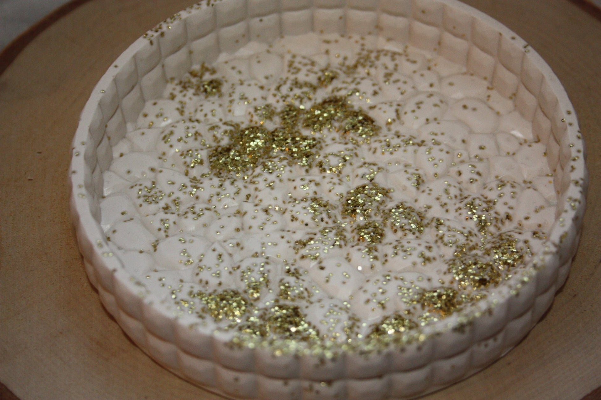 Plateau rond à relief fait-main en jesmonite avec paillettes or - Élégance et Brillance - Résilience 