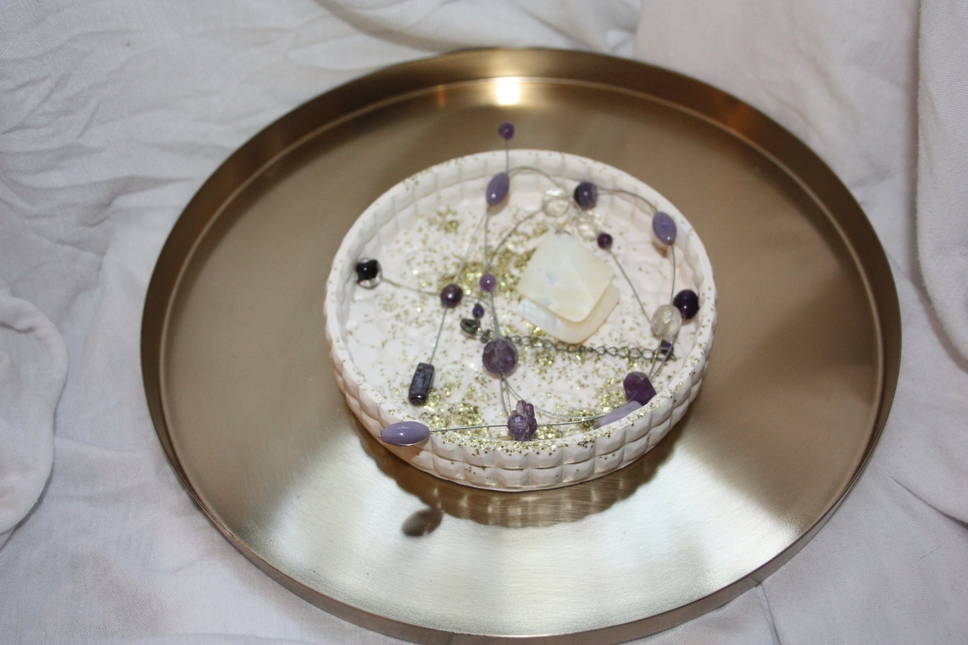 Plateau rond à relief fait-main en jesmonite avec paillettes or - Élégance et Brillance - Résilience 