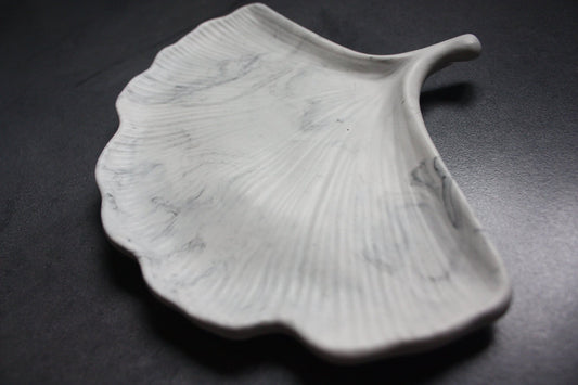 Plateau Vide-Poche fait-main en jesmonite en forme de feuille de Gingko - Elégance naturelle et organisation - Résilience 