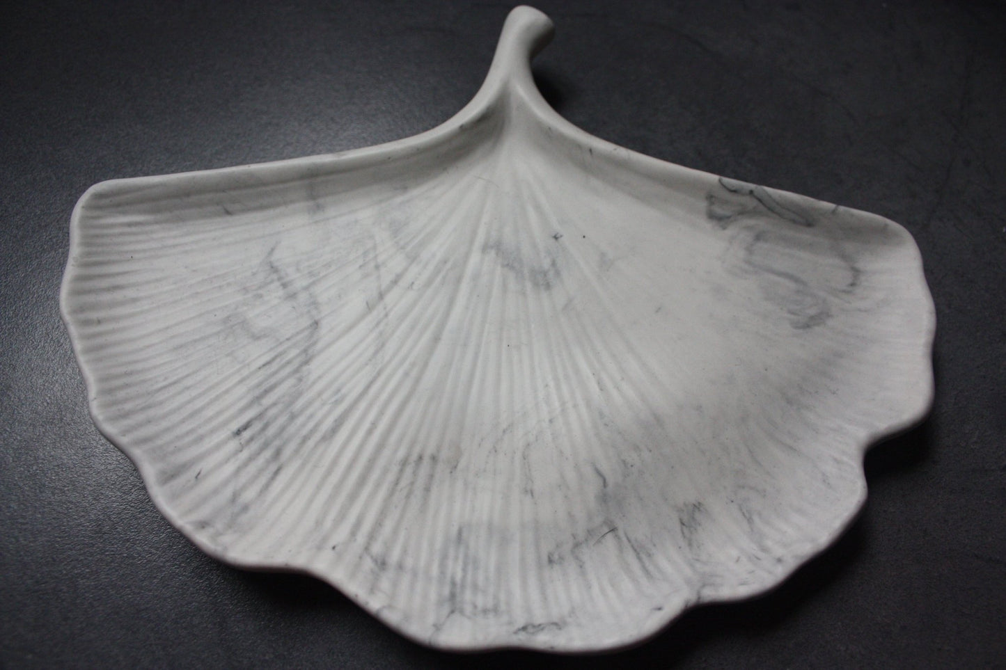 Plateau Vide-Poche fait-main en jesmonite en forme de feuille de Gingko - Elégance naturelle et organisation - Résilience 