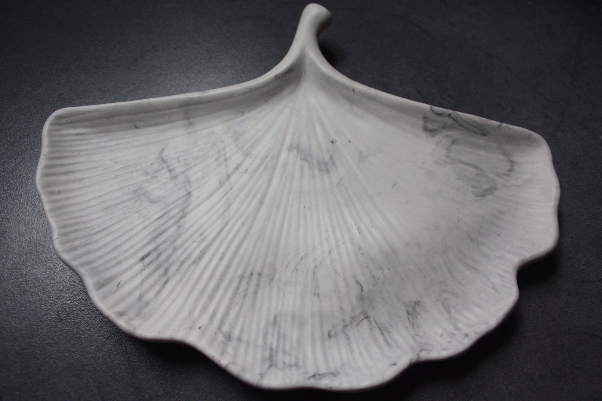 Plateau Vide-Poche fait-main en jesmonite en forme de feuille de Gingko - Elégance naturelle et organisation - Résilience 