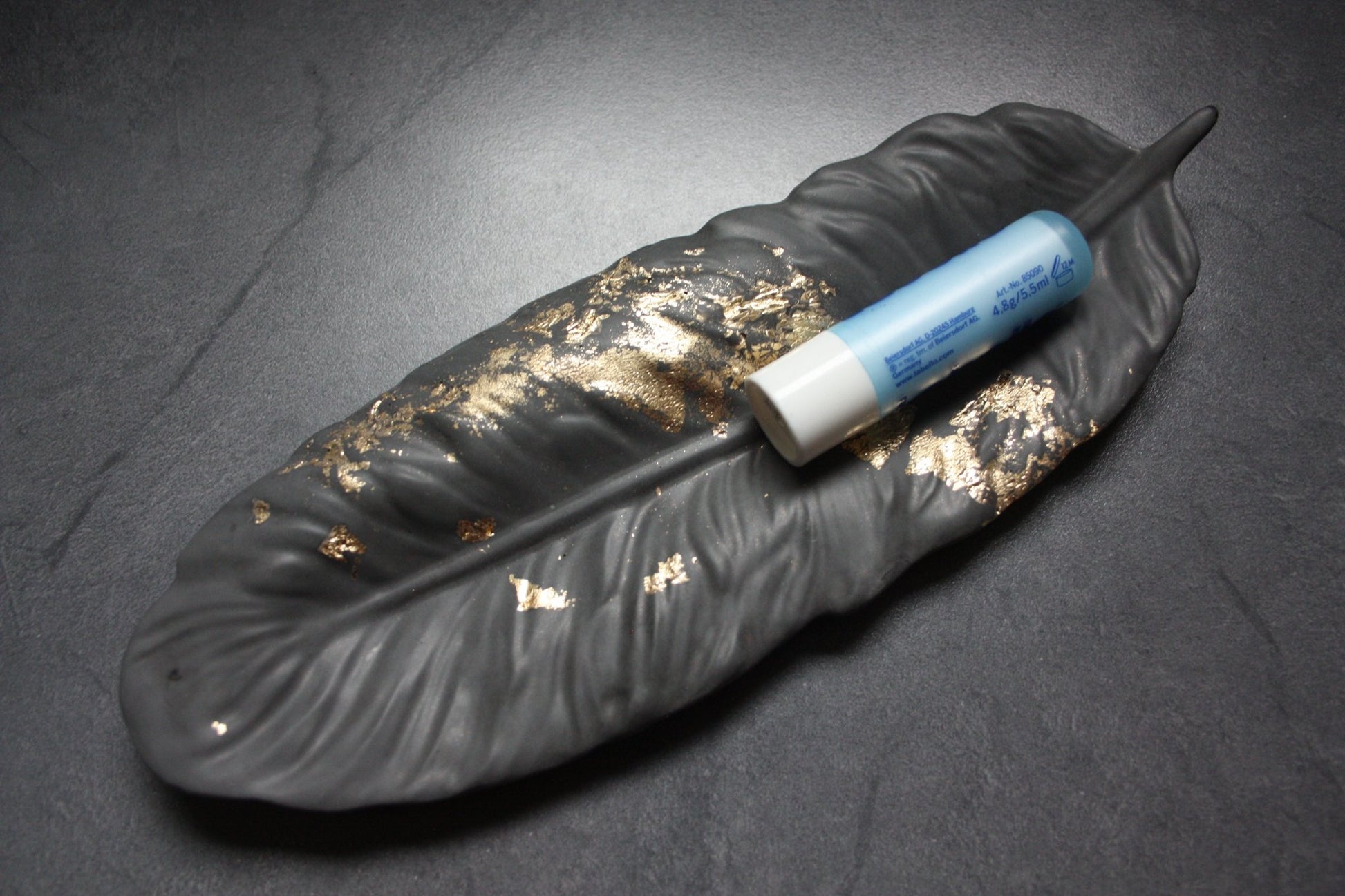 Vide-poche plume en jesmonite noir et incrustation de feuille d'or - Elégance et raffinement - Résilience 