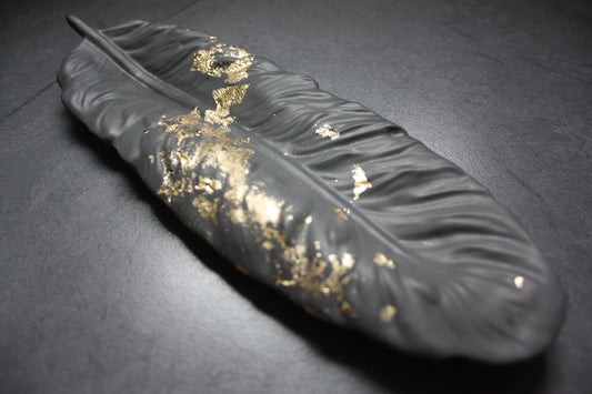 Vide-poche plume en jesmonite noir et incrustation de feuille d'or - Elégance et raffinement - Résilience 